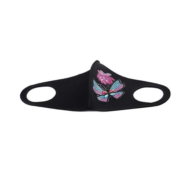 Fleur sur masque de papillon