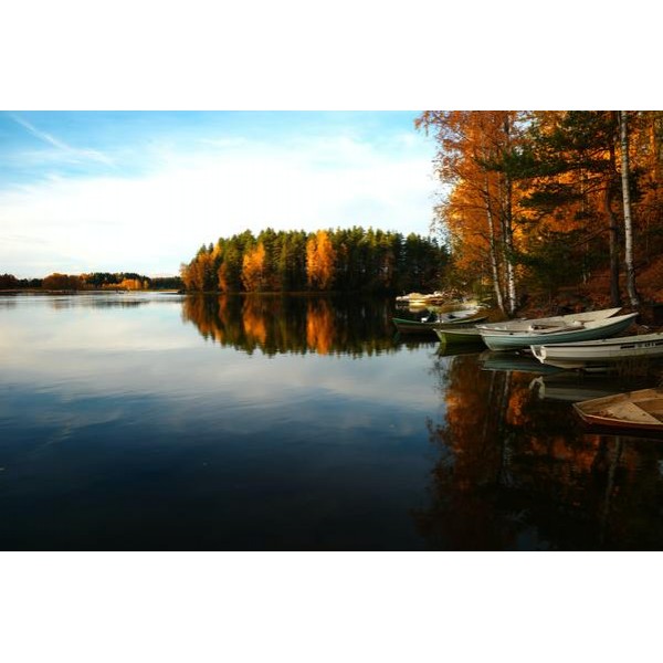 Bateaux sur le lac en automne