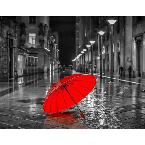 Parapluie rouge sous la pluie