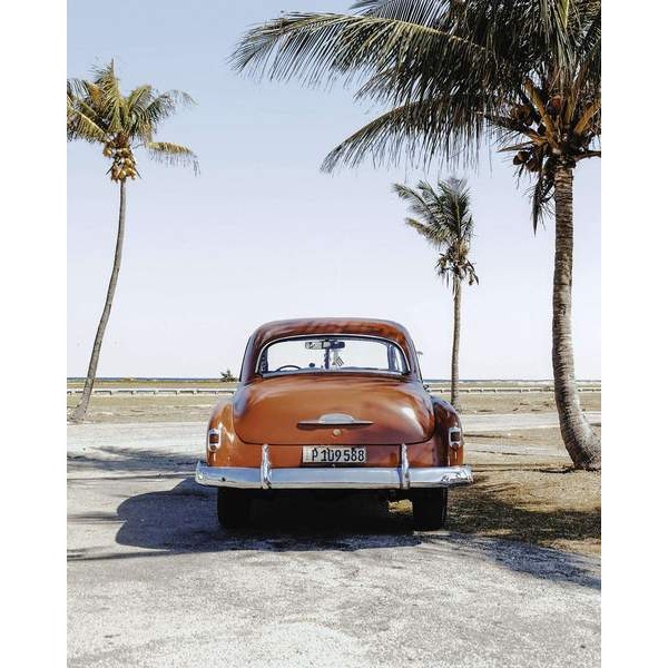 Vieille voiture américaine rouge à la plage