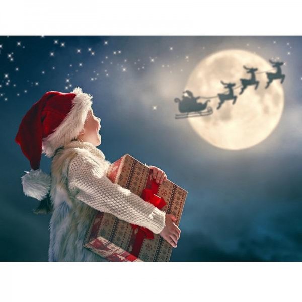 Fille qui regarde le père Noël