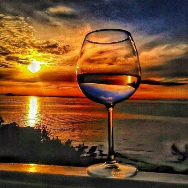 Verre de vin au coucher du soleil