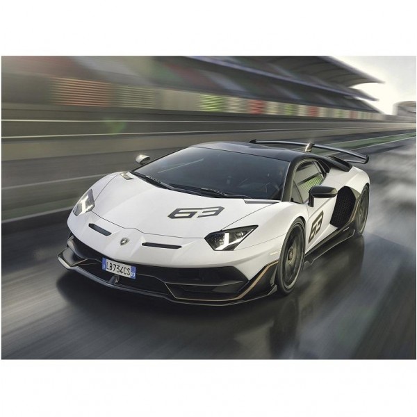 Voiture de sport sur piste de course