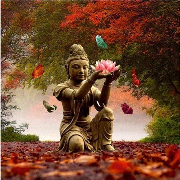 Bouddha près d'un arbre orange