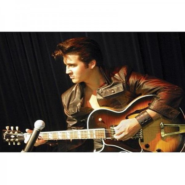 Elvis Presley avec guitare